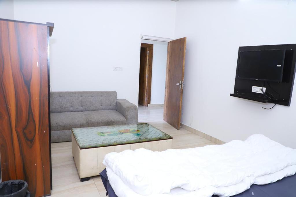 Hotel Aashirvad Faridabad Extérieur photo